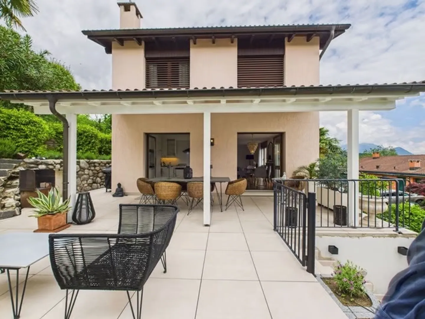 SECONDA CASA: Villa spaziosa con vista mozzafiato sul lago, posizione tranquilla e vicinanza al campo da golf di Lugano-Magliaso - Foto 4 di 13
