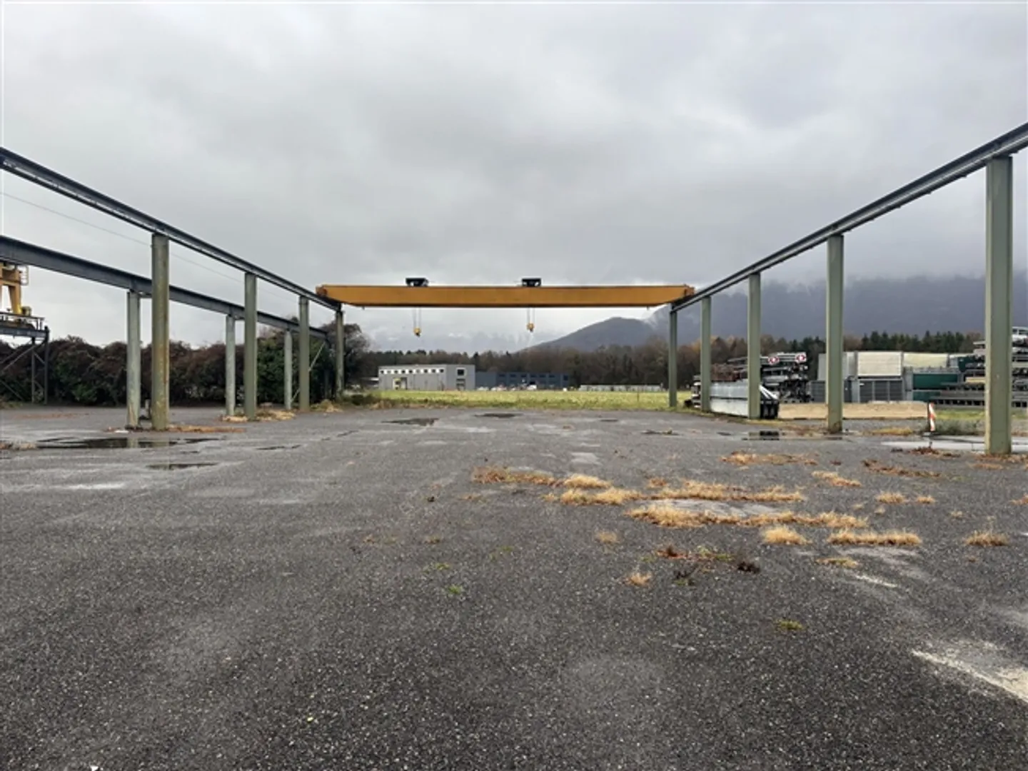 For rent naked and covered land in the industrial area - Photo 1 of 13