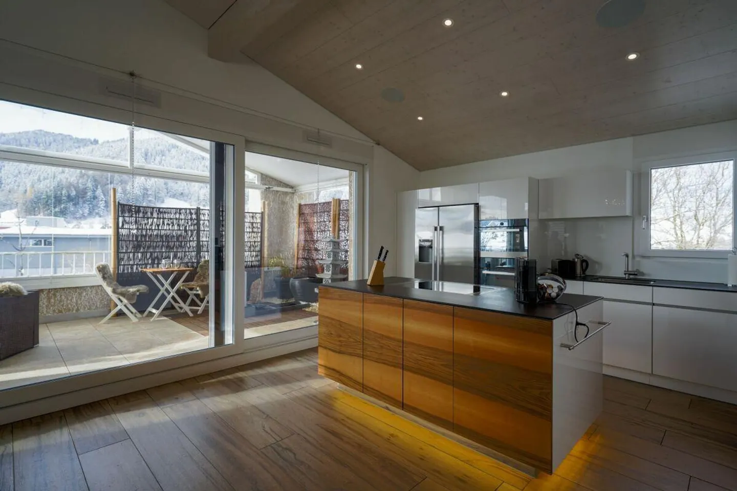 Extraordinary 4.5 Room Oasis with Style and 6 m Ceiling Height, Spa Ensuite Bathroom & Glazed Loggia - Photo 4 of 13