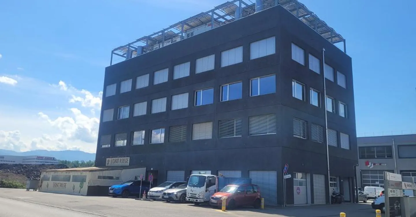 SATIGNY - 98 m2 office in the 1st floor of a commercial building - Photo 1 of 1