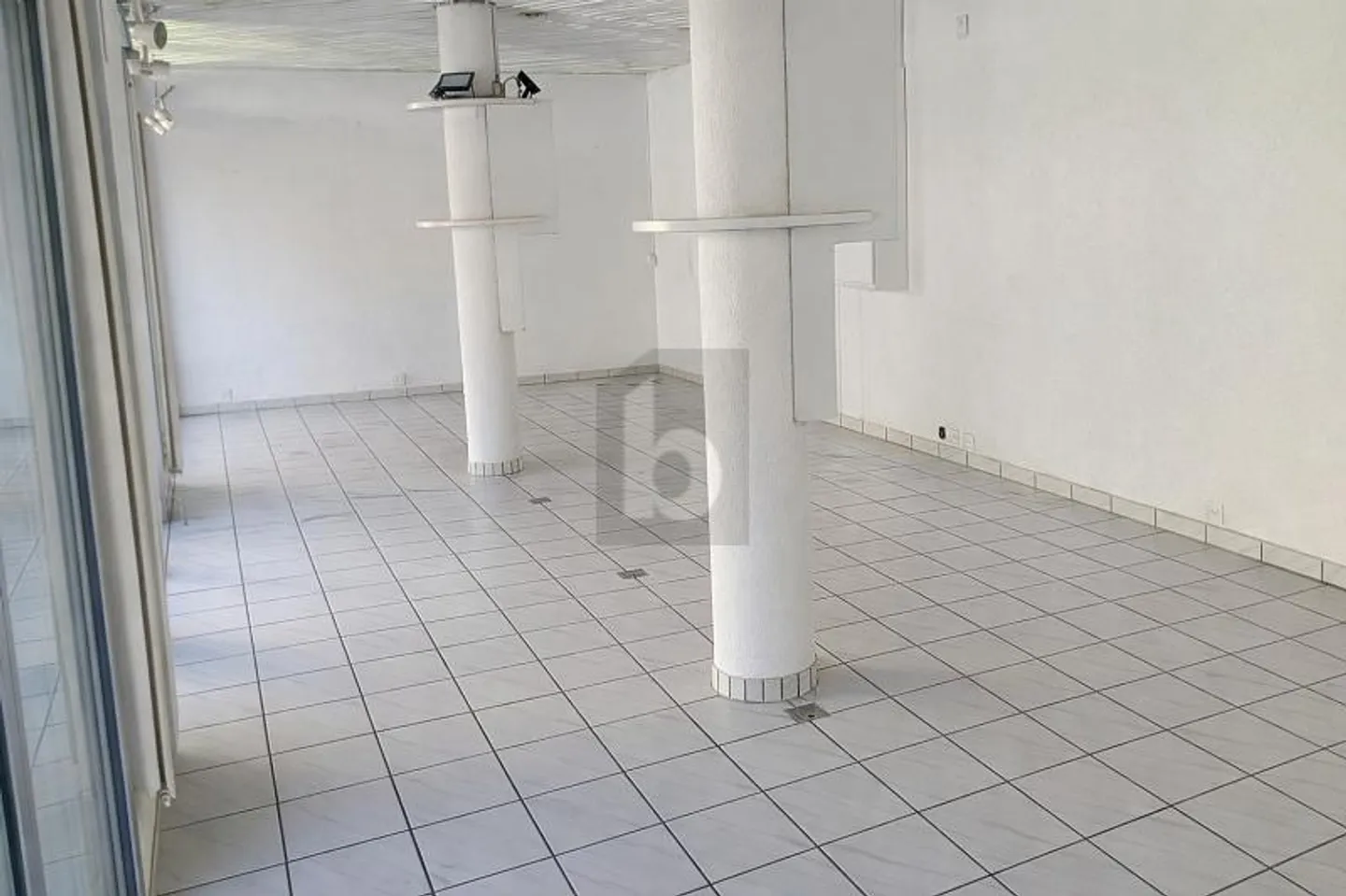 VISIBLE, PRACTICAL AND CENTRAL - Photo 3 of 4