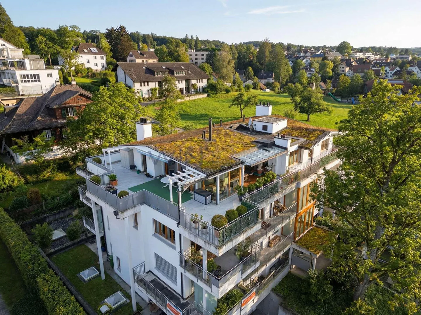 Une maison au-dessus des toits de la ville - Photo 1 sur 13