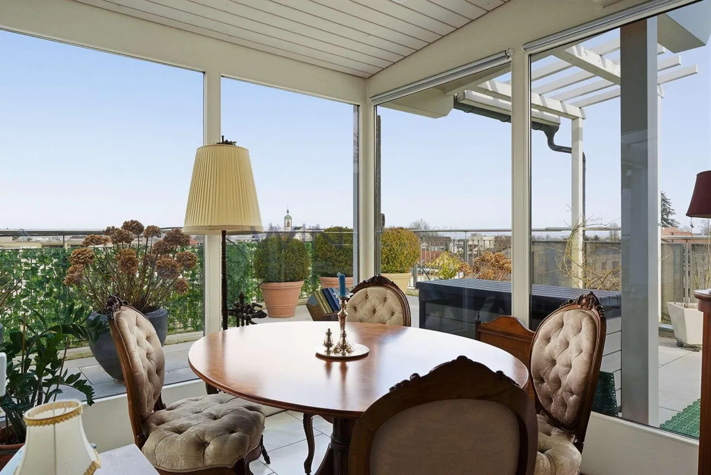 Une maison au-dessus des toits de la ville - Photo 2 sur 13