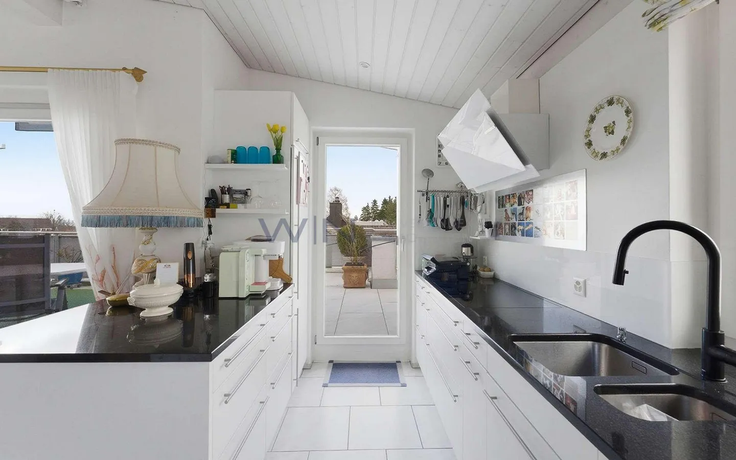 Une maison au-dessus des toits de la ville - Photo 5 sur 13