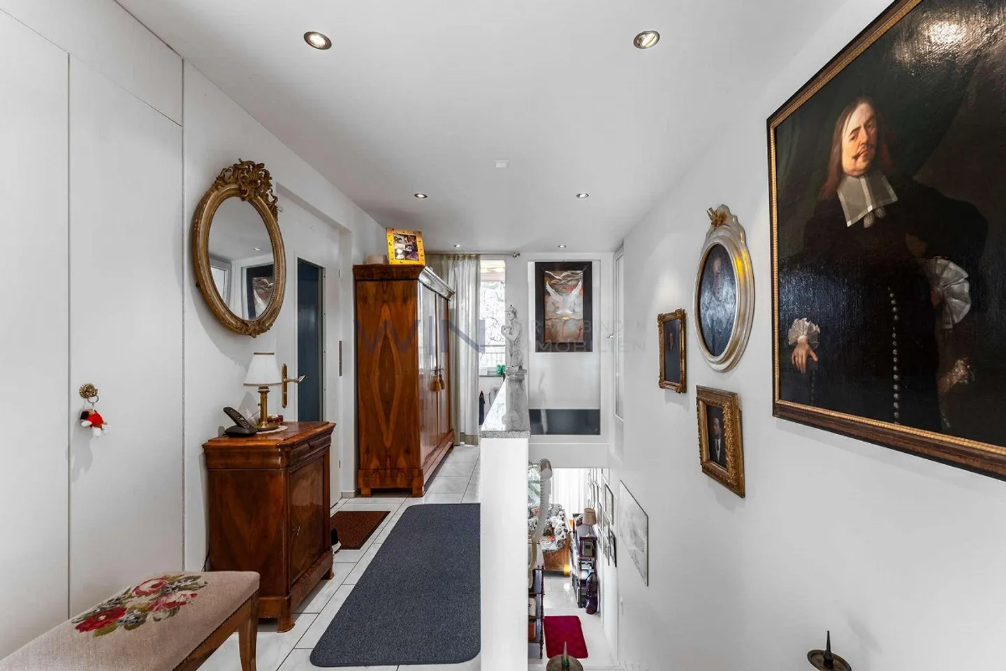 Une maison au-dessus des toits de la ville - Photo 7 sur 13