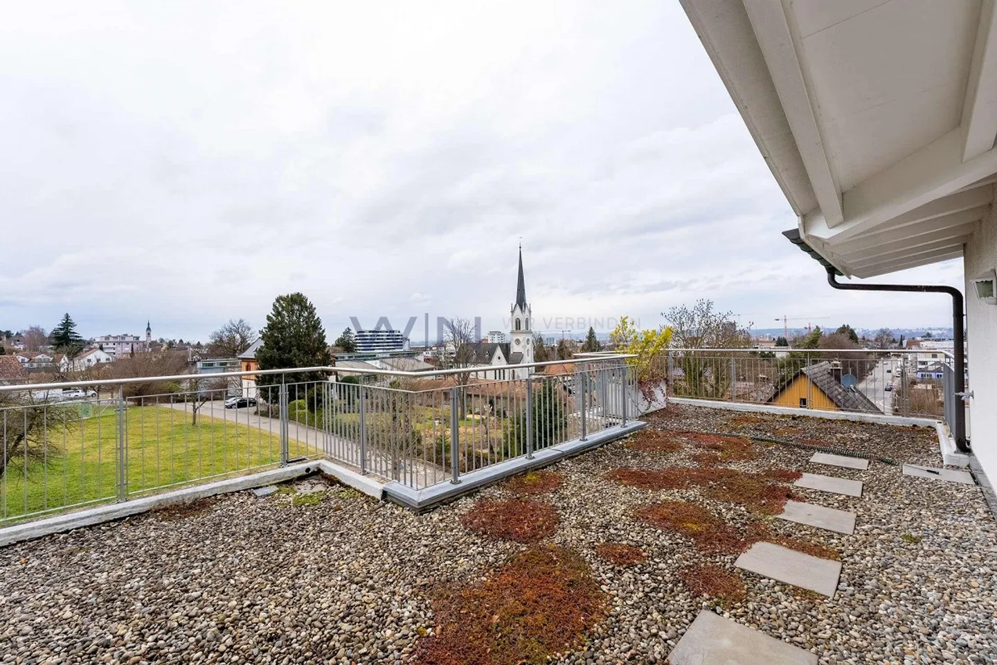 Une maison au-dessus des toits de la ville - Photo 8 sur 13