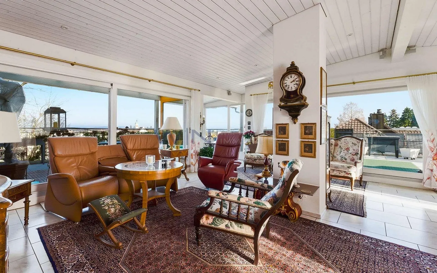 Une maison au-dessus des toits de la ville - Photo 4 sur 13