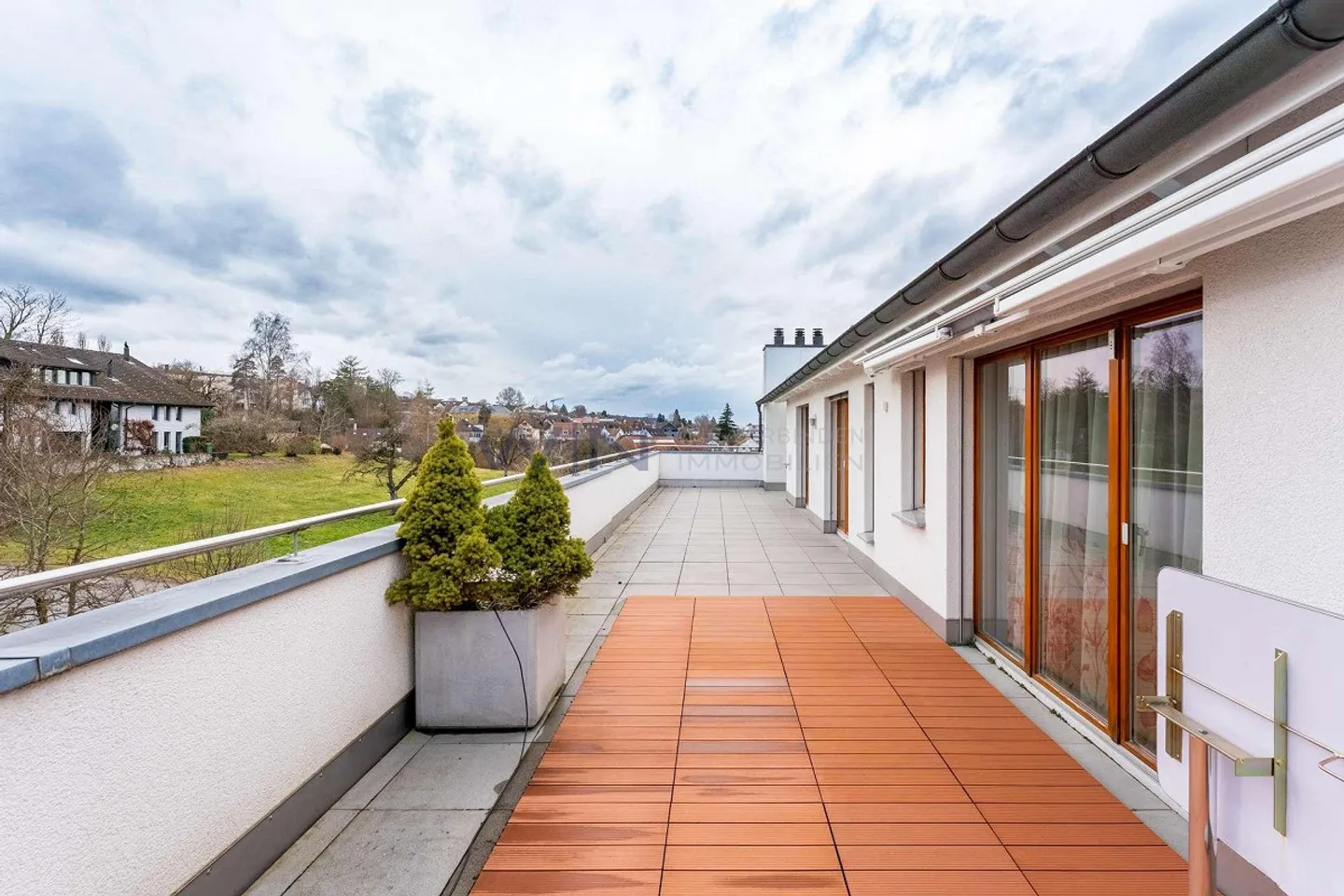 Une maison au-dessus des toits de la ville - Photo 12 sur 13