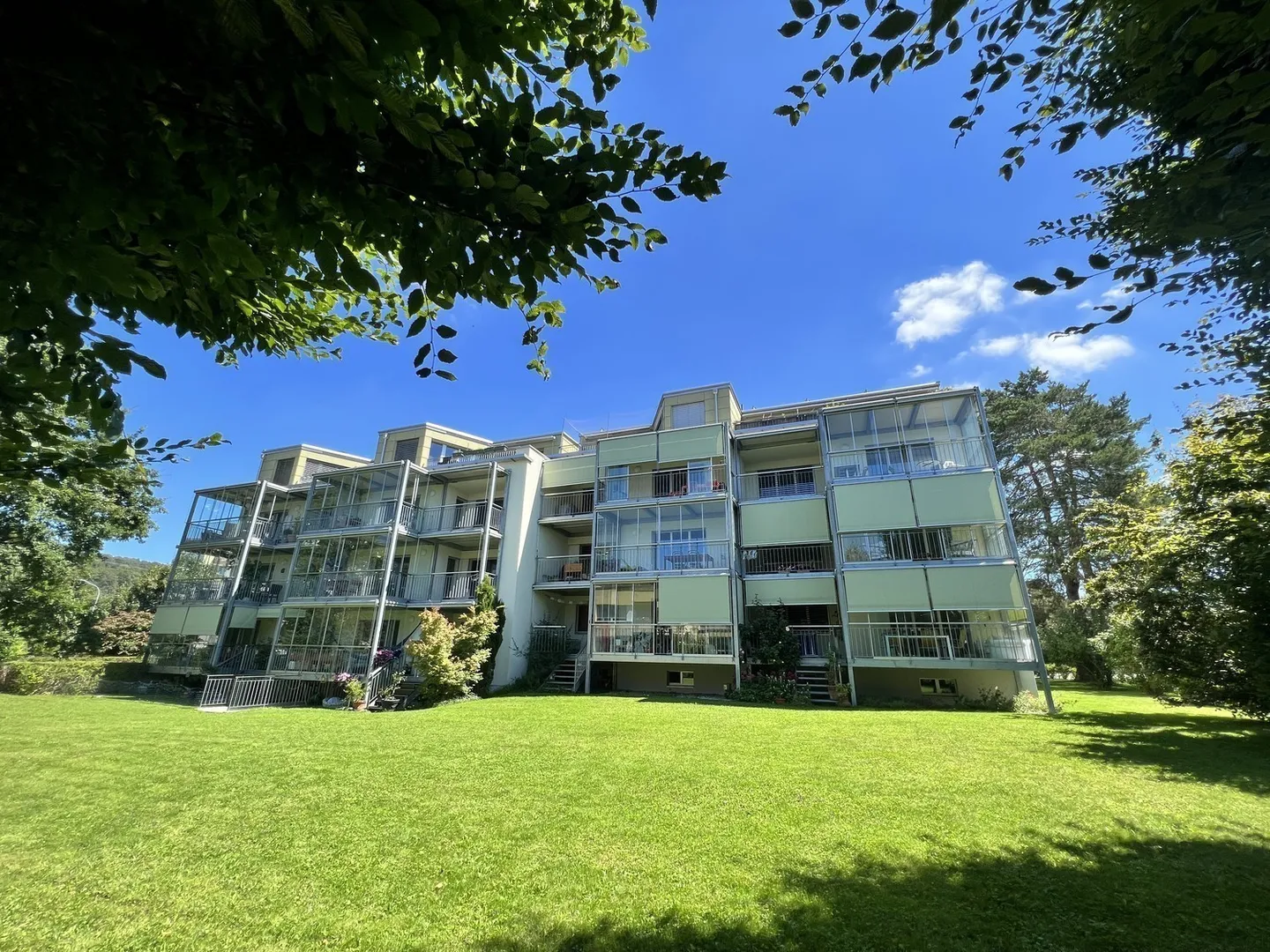 In una posizione tranquilla e soleggiata con balcone e giardino d'inverno - Foto 1 di 9