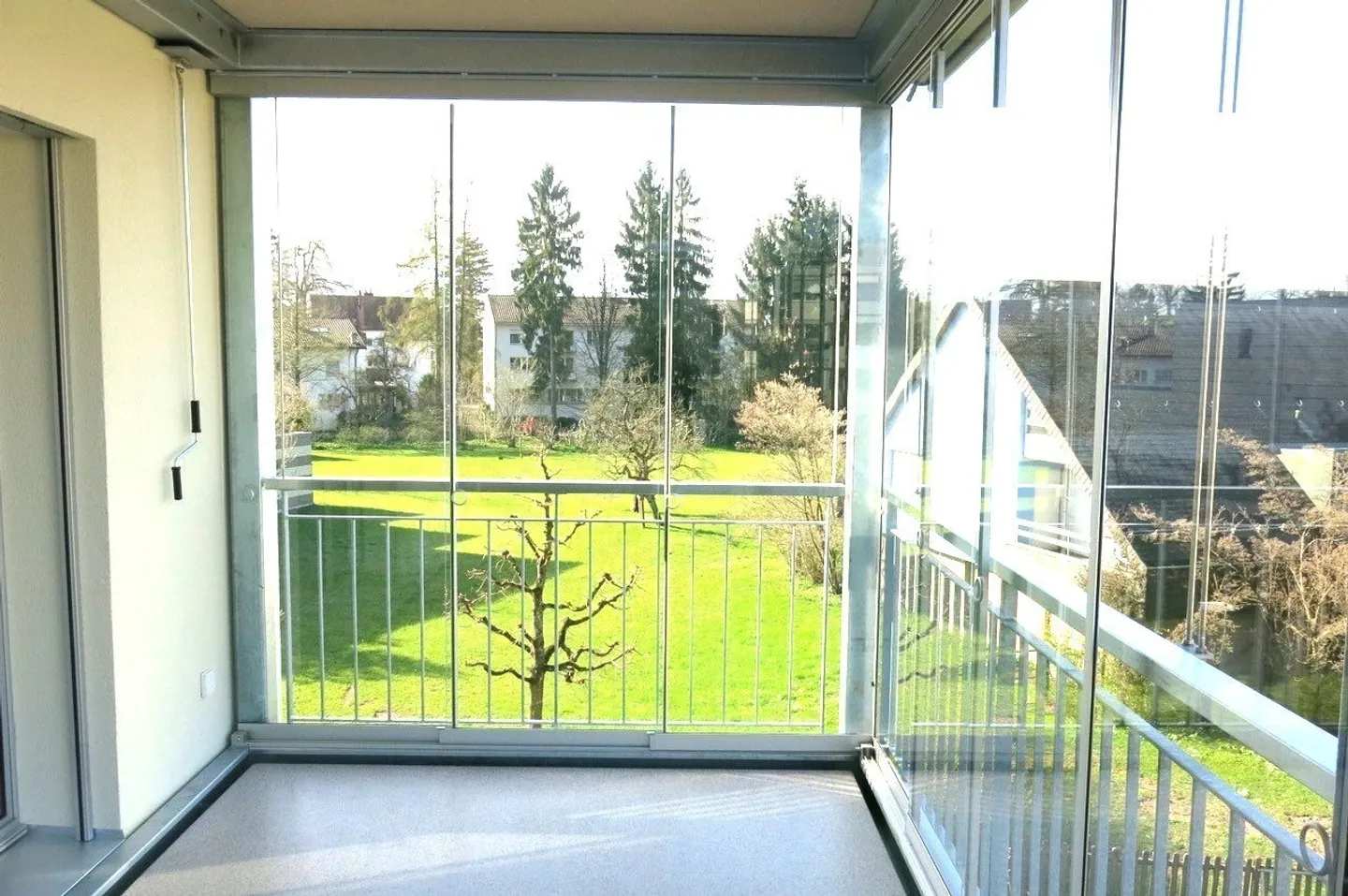 In una posizione tranquilla e soleggiata con balcone e giardino d'inverno - Foto 2 di 9