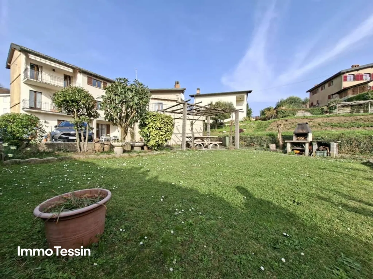 Geräumige Attikawohnung mit Garten - Foto 1 von 13