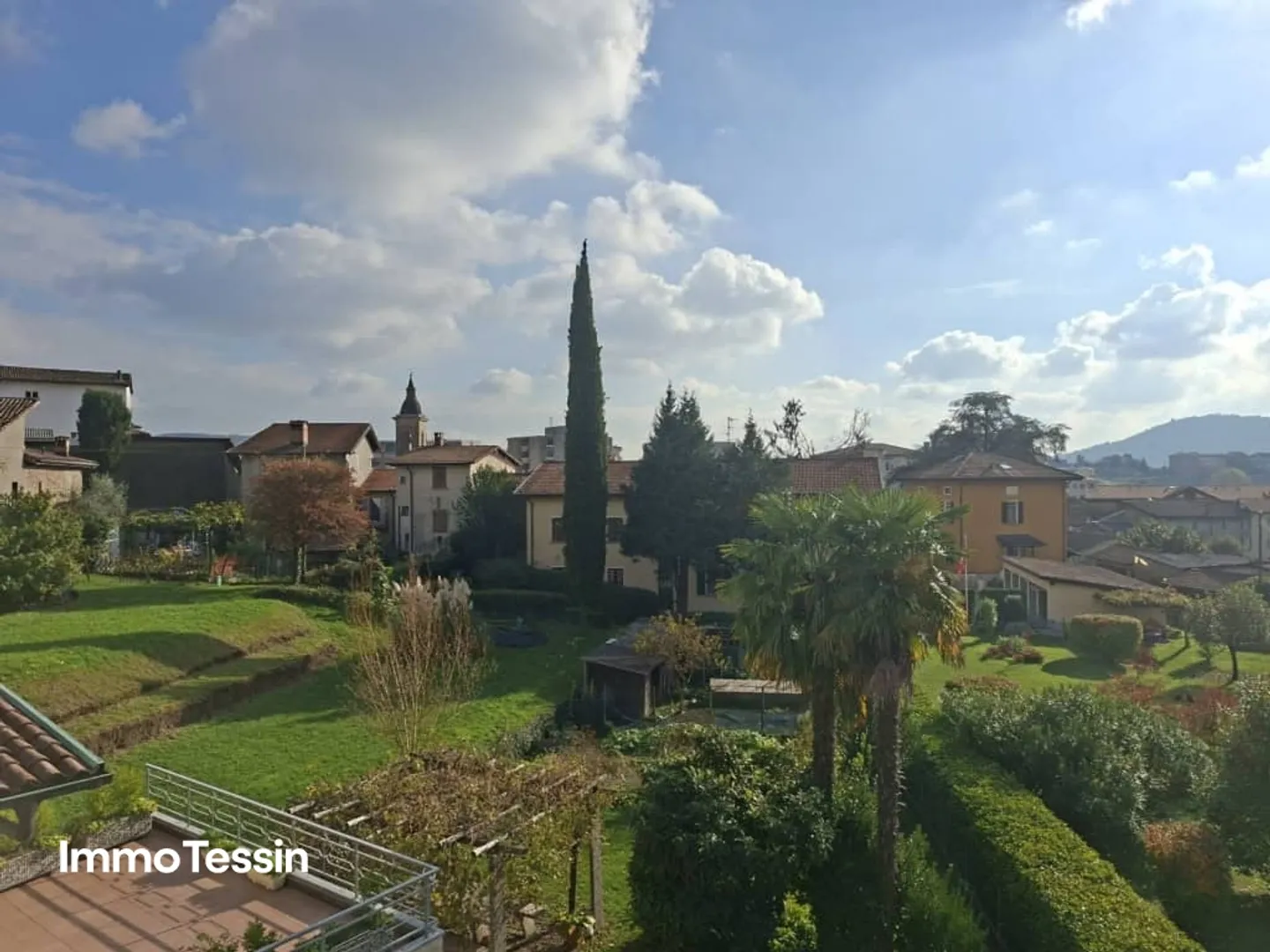 Geräumige Attikawohnung mit Garten - Foto 2 von 13