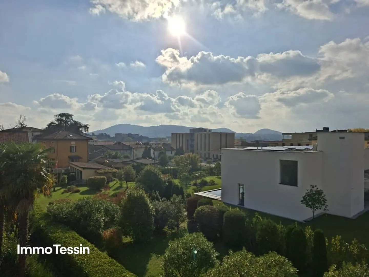 Geräumige Attikawohnung mit Garten - Foto 3 von 13