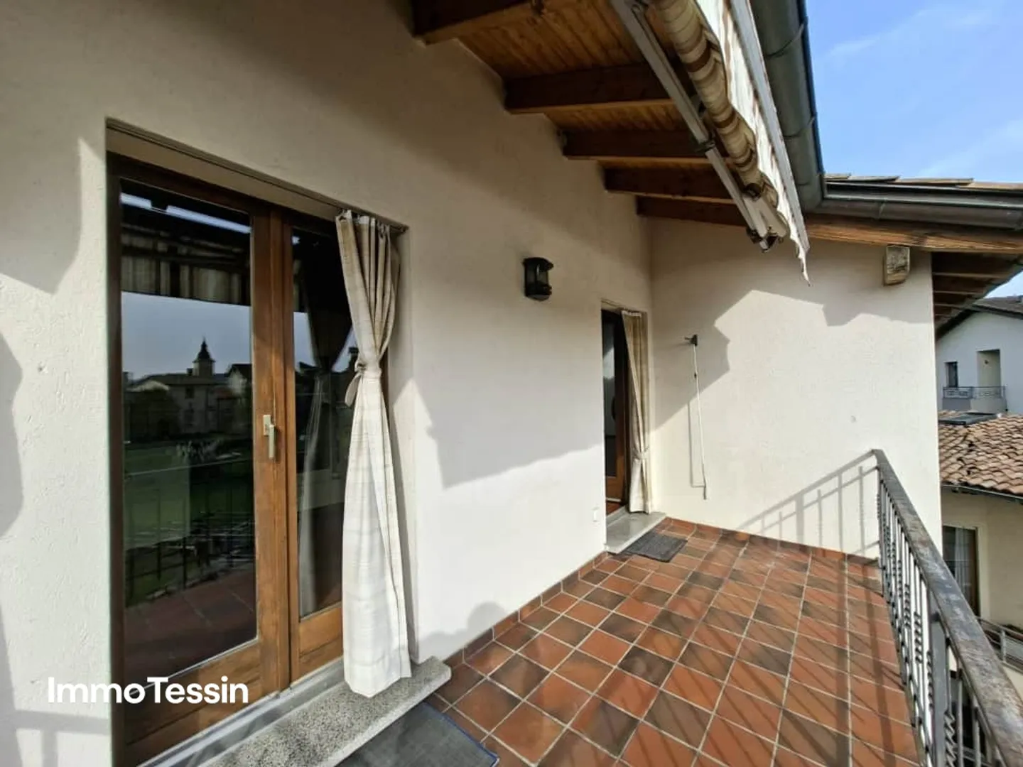 Geräumige Attikawohnung mit Garten - Foto 6 von 13