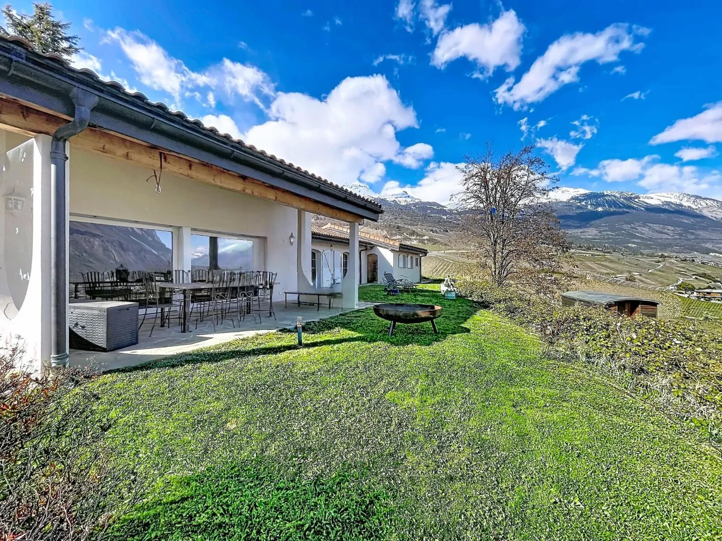 Elegante zeitgenössische Villa - Foto 1 von 13