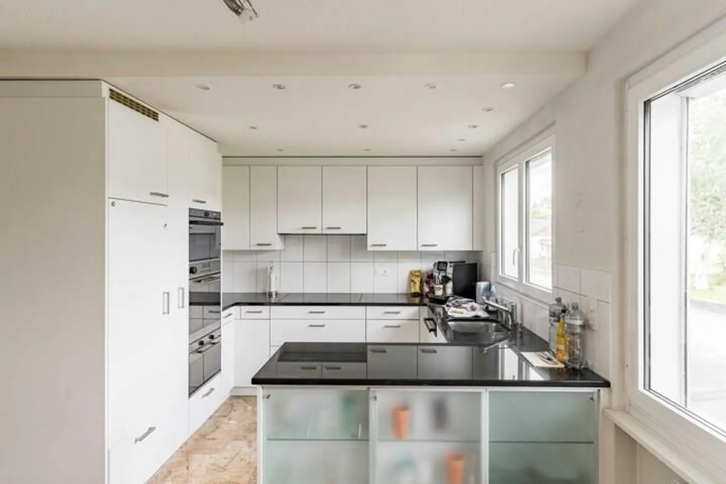 BEAUCOUP D'ESPACE ET VUE SUR LE VERDURE - MAISON INDIVIDUELLE DE 5,5 PIÈCES AVEC APPARTEMENT - Photo 4 sur 8