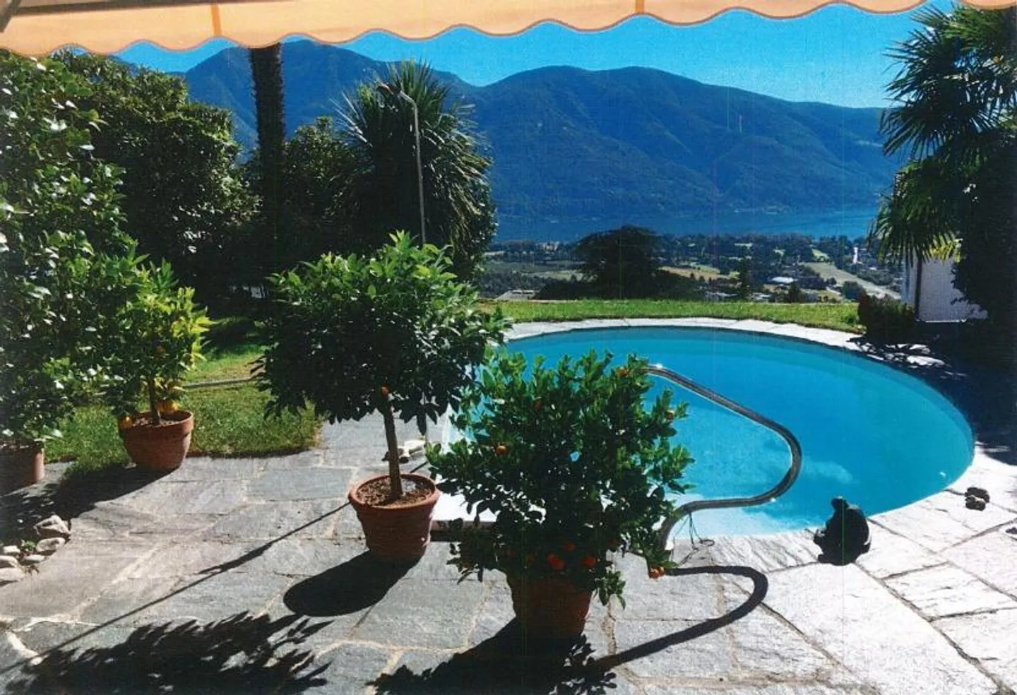 Charmantes Eckhaus mit Seesicht - Foto 1 von 4