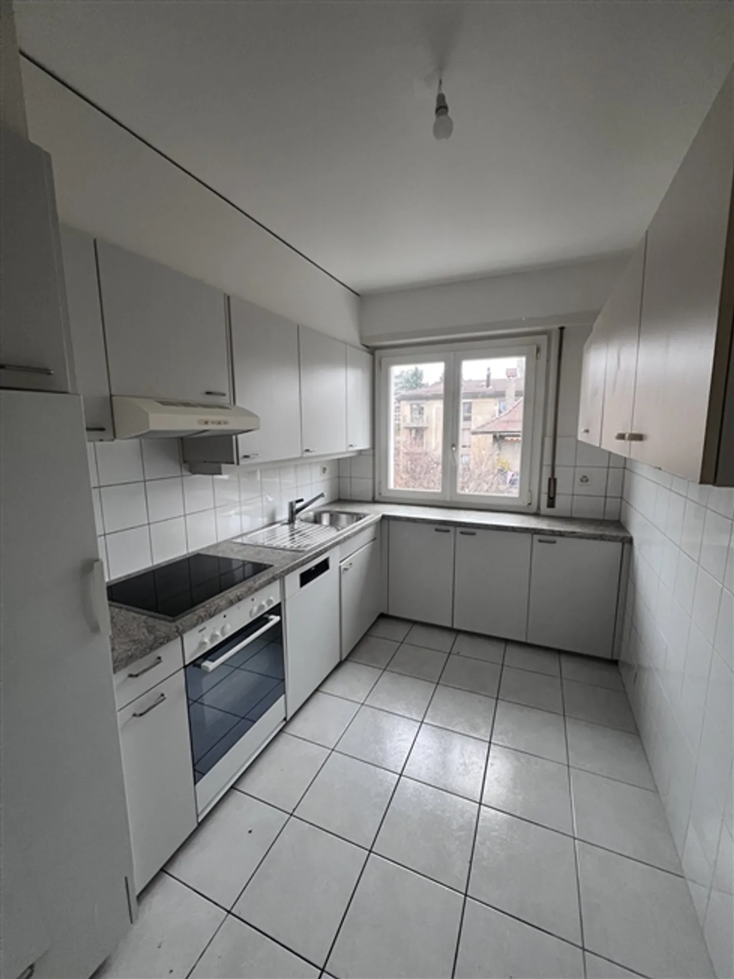 5-room apartment on the 2nd floor in a quiet residential area of Lausanne - Photo 2 of 6