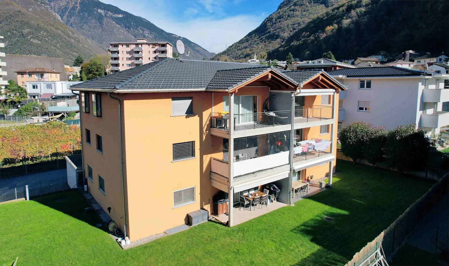 Apartment with beautiful garden in a small and elegant building - Photo 1 of 17
