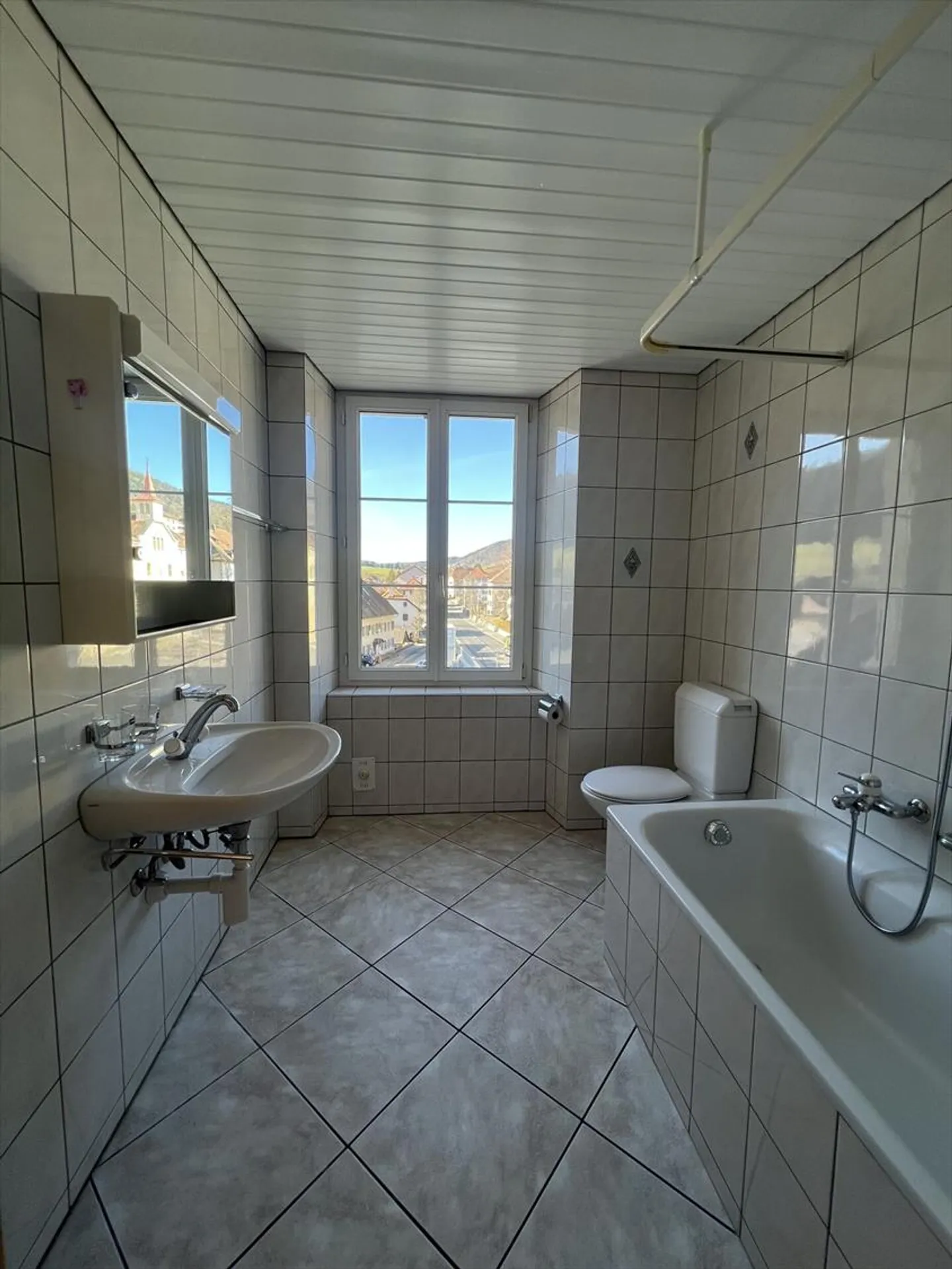 Schönes 3,5-Zimmer-Apartment im 2. Stock mit moderner Küche in Sonvilier - Foto 4 von 6