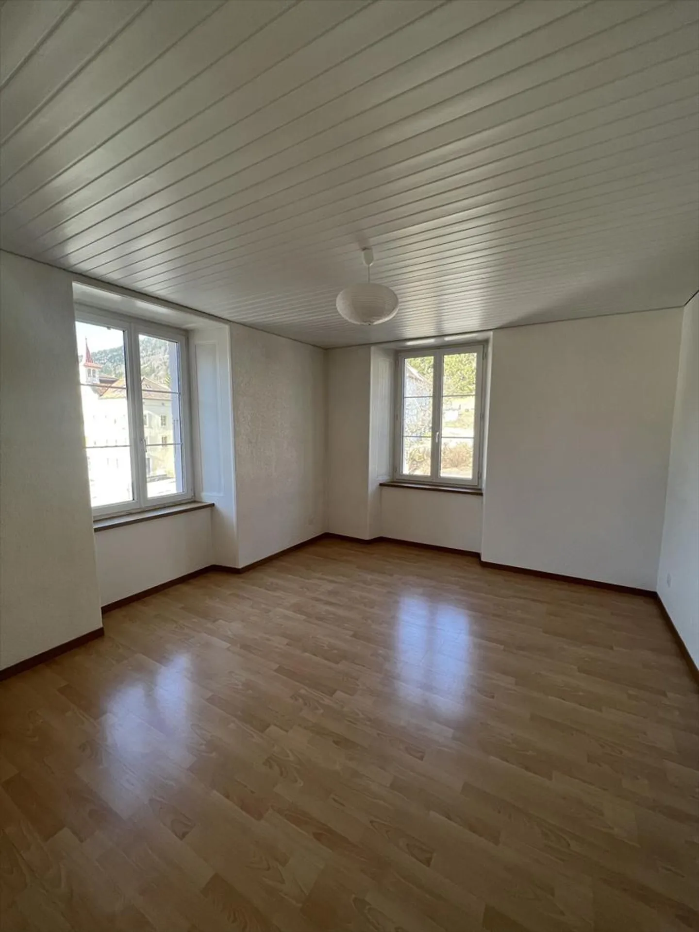 Schönes 3,5-Zimmer-Apartment im 2. Stock mit moderner Küche in Sonvilier - Foto 5 von 6