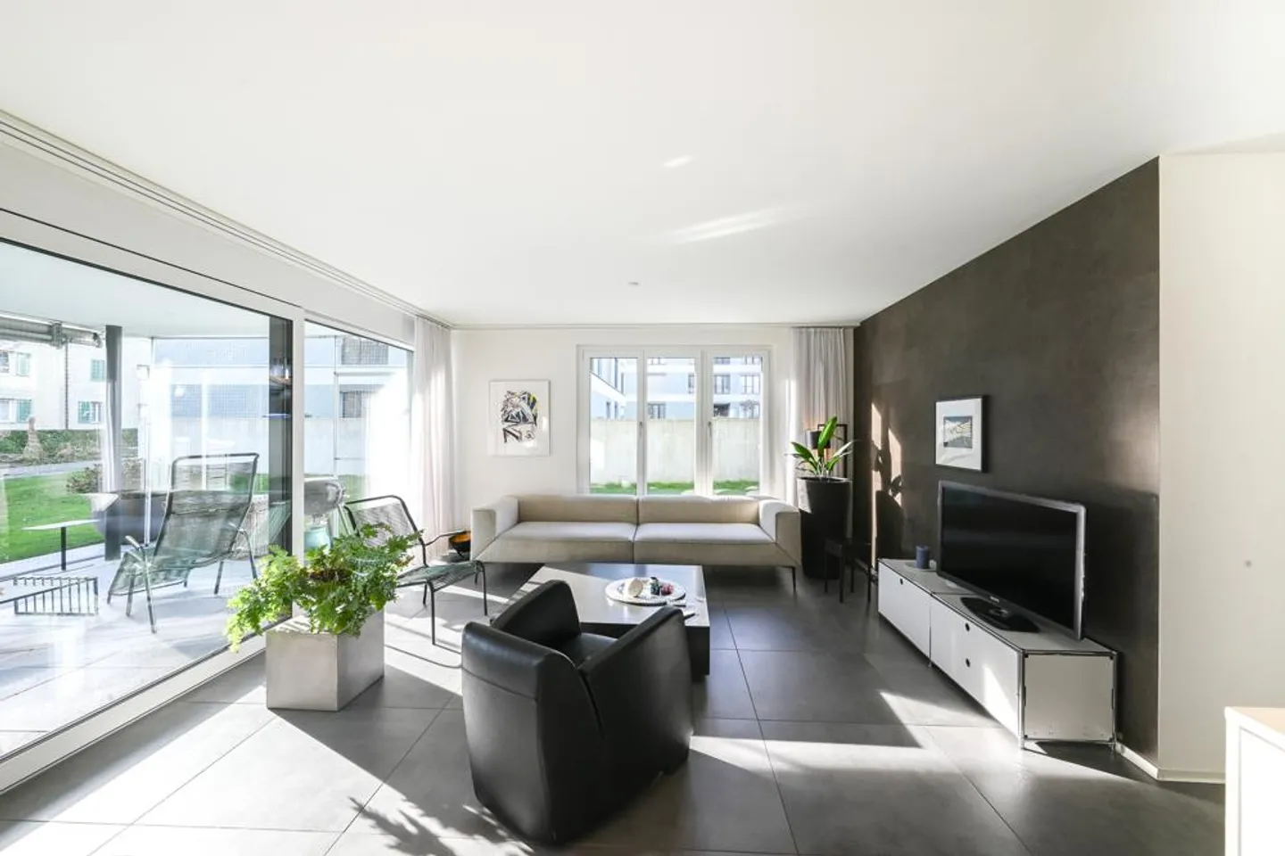 Bright ground floor apartment with private garden - Photo 3 of 7