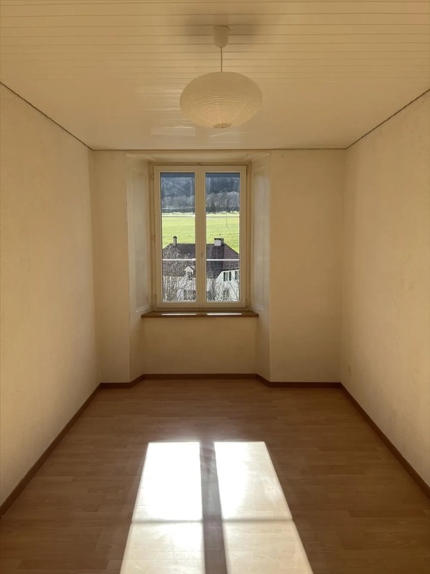 Schönes 3,5-Zimmer-Apartment im 2. Stock mit moderner Küche in Sonvilier - Foto 6 von 6