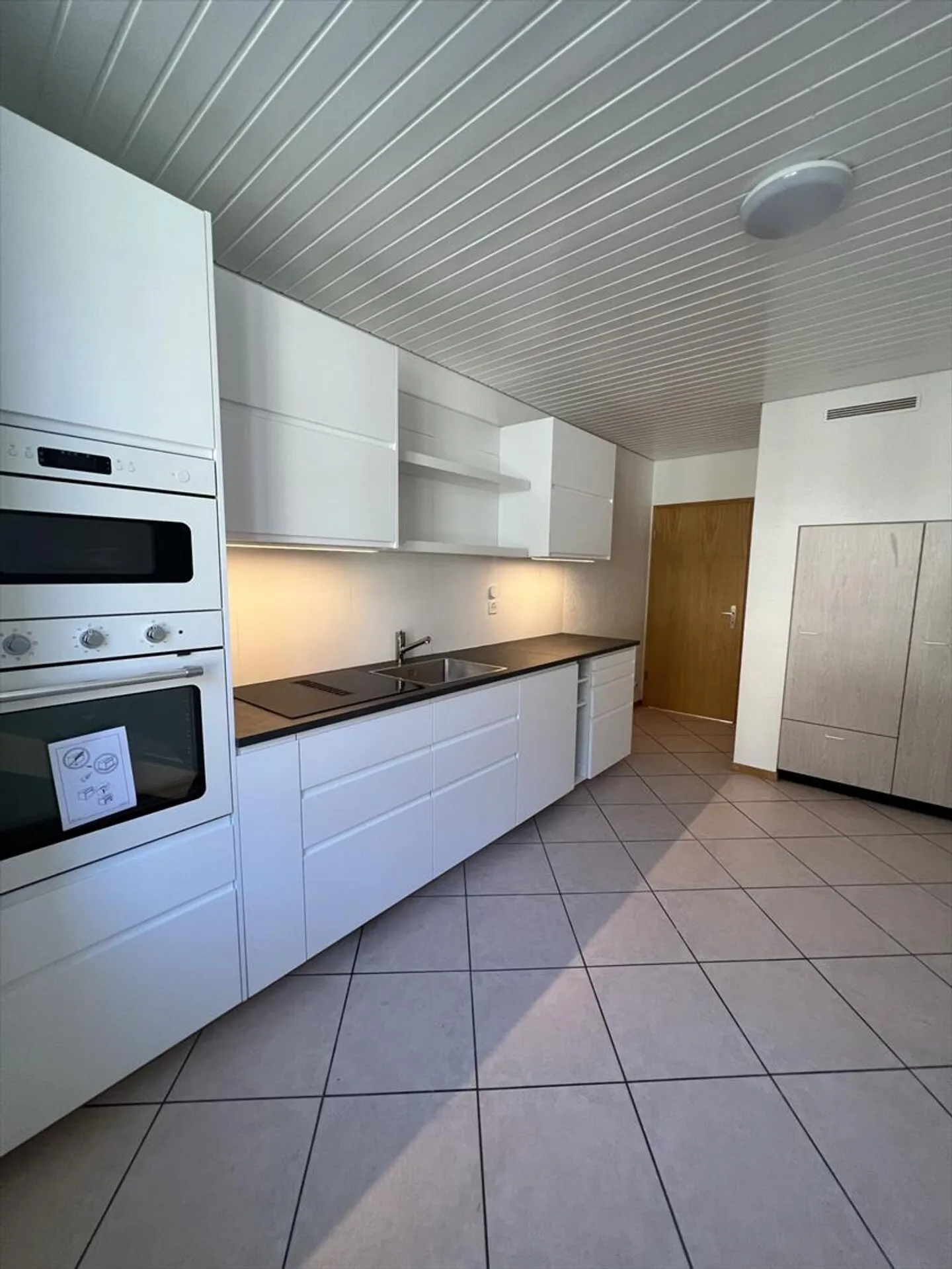 Schönes 3,5-Zimmer-Apartment im 2. Stock mit moderner Küche in Sonvilier - Foto 1 von 6