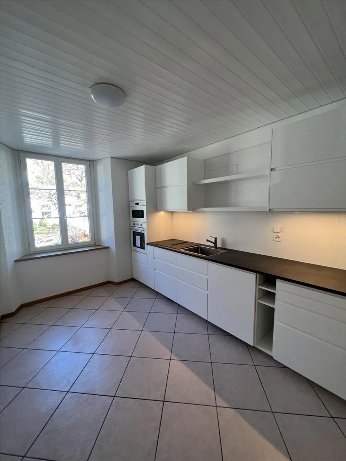 Schönes 3,5-Zimmer-Apartment im 2. Stock mit moderner Küche in Sonvilier - Foto 2 von 6