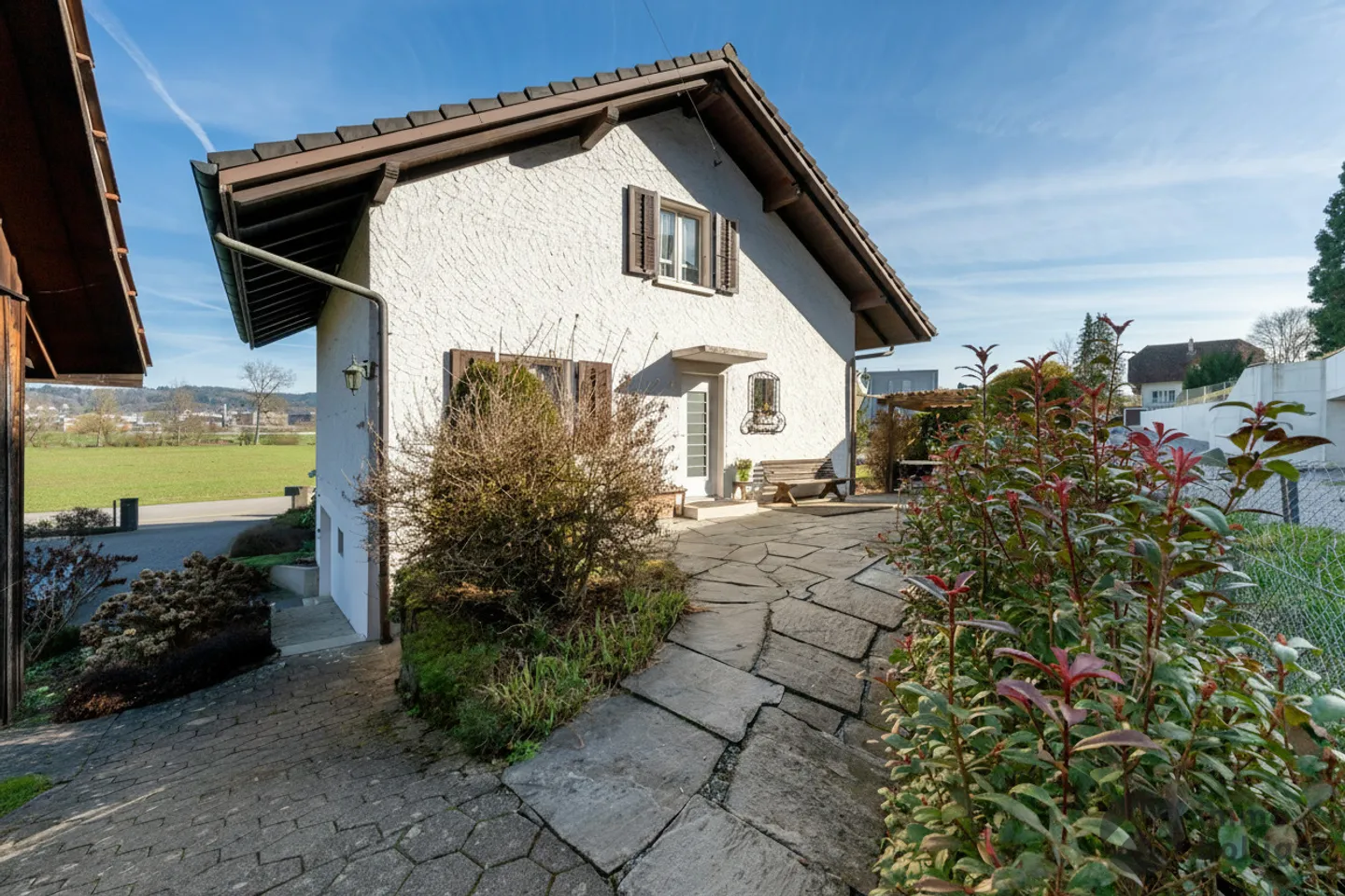 Una casa con un ampio terreno e spazio per le idee - Foto 3 di 14