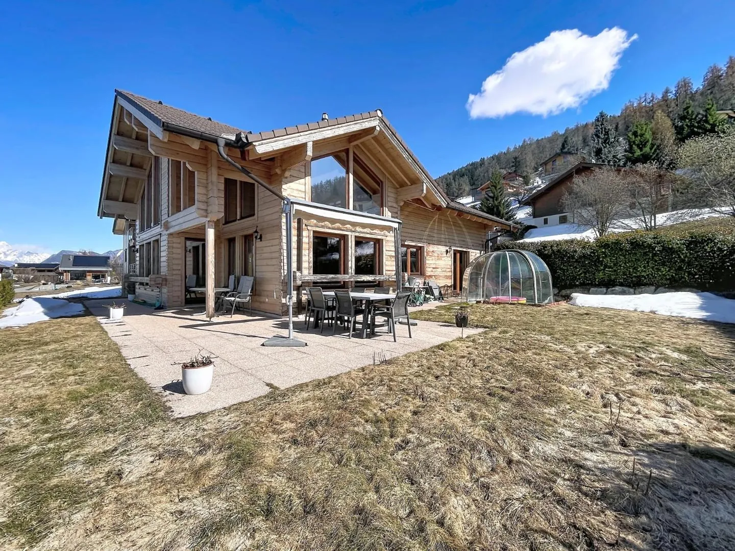 Chalet moderne avec vue imprenable sur les Alpes - Photo 1 sur 13