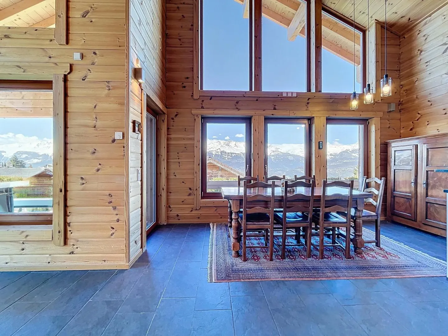 Chalet moderne avec vue imprenable sur les Alpes - Photo 3 sur 13