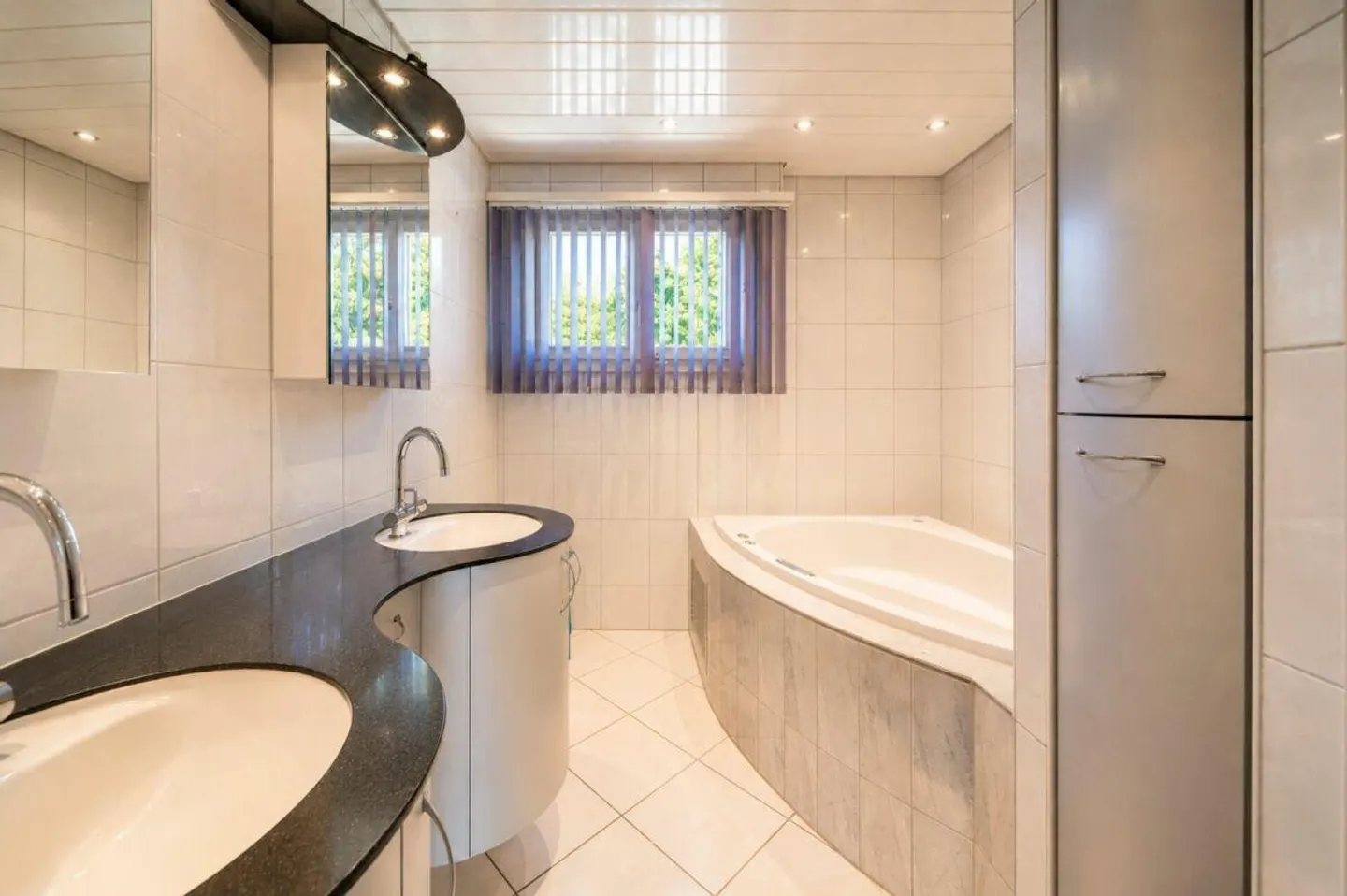 Paradise familial exclusif avec piscine et vue dégagée - maison individuelle spacieuse de 10 pièces à Bergdietikon - Photo 19 sur 27