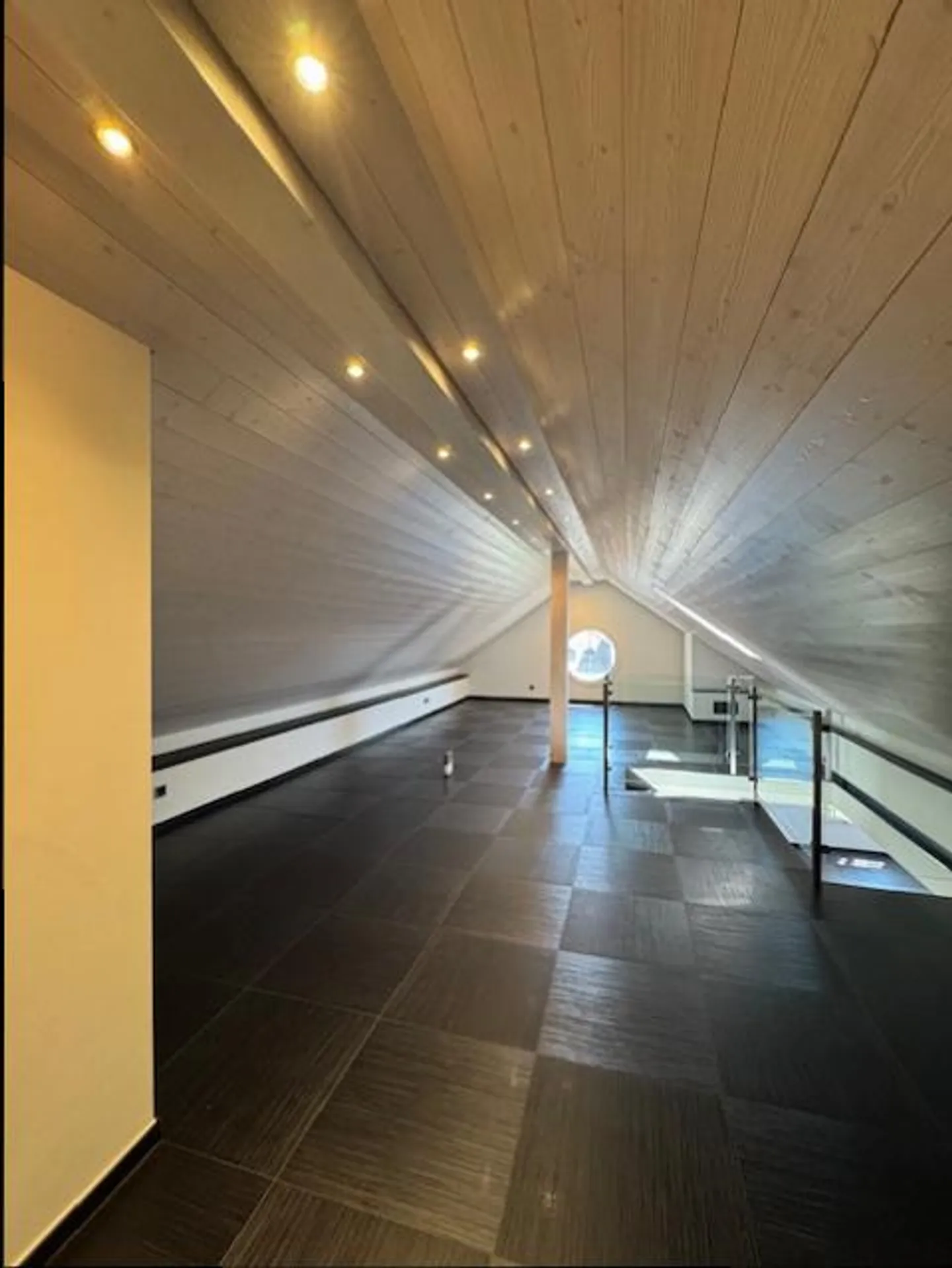 Schönes Dachgeschoss mit 6,5 Zimmern und einer großen Mezzanine im Zentrum von Founex - Foto 12 di 13