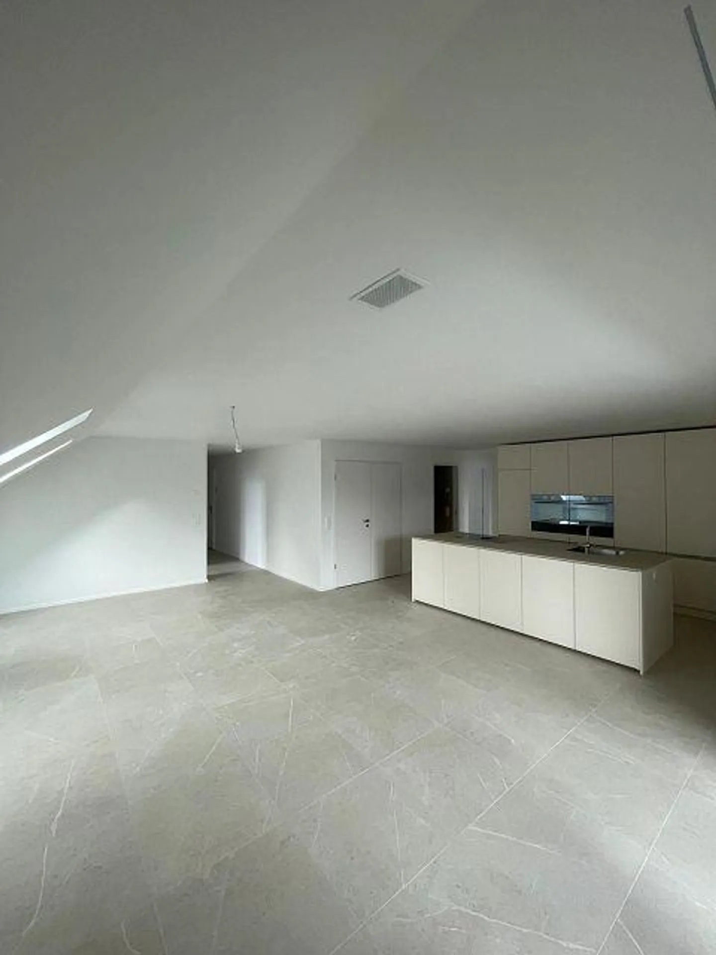 Charming 4.5-room apartment with slight sloping ceilings - Photo 2 of 9
