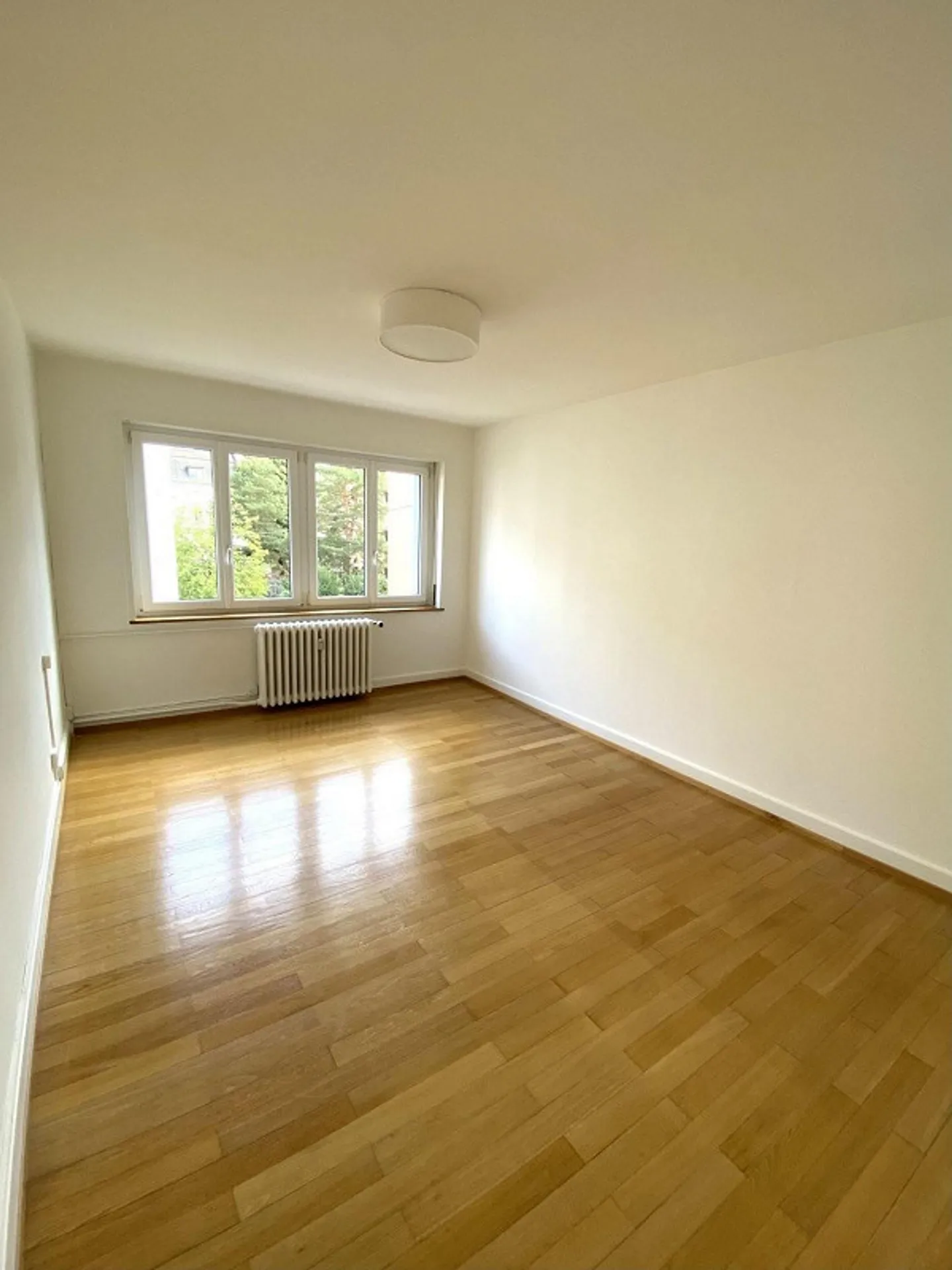 Grande appartement de 1 pièce dans un ancien bâtiment près du Rhin - Photo 2 sur 7