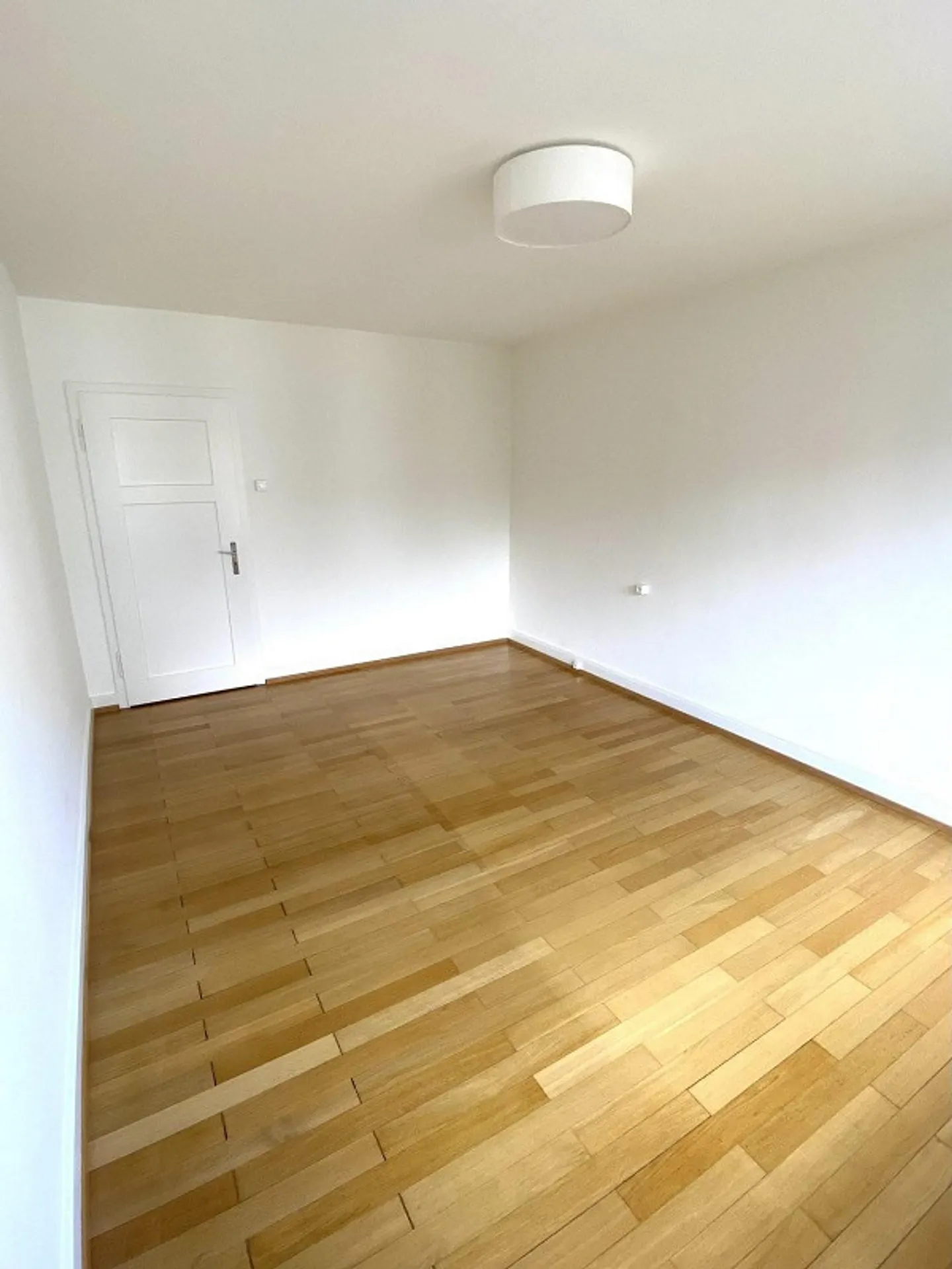 Grande appartement de 1 pièce dans un ancien bâtiment près du Rhin - Photo 3 sur 7