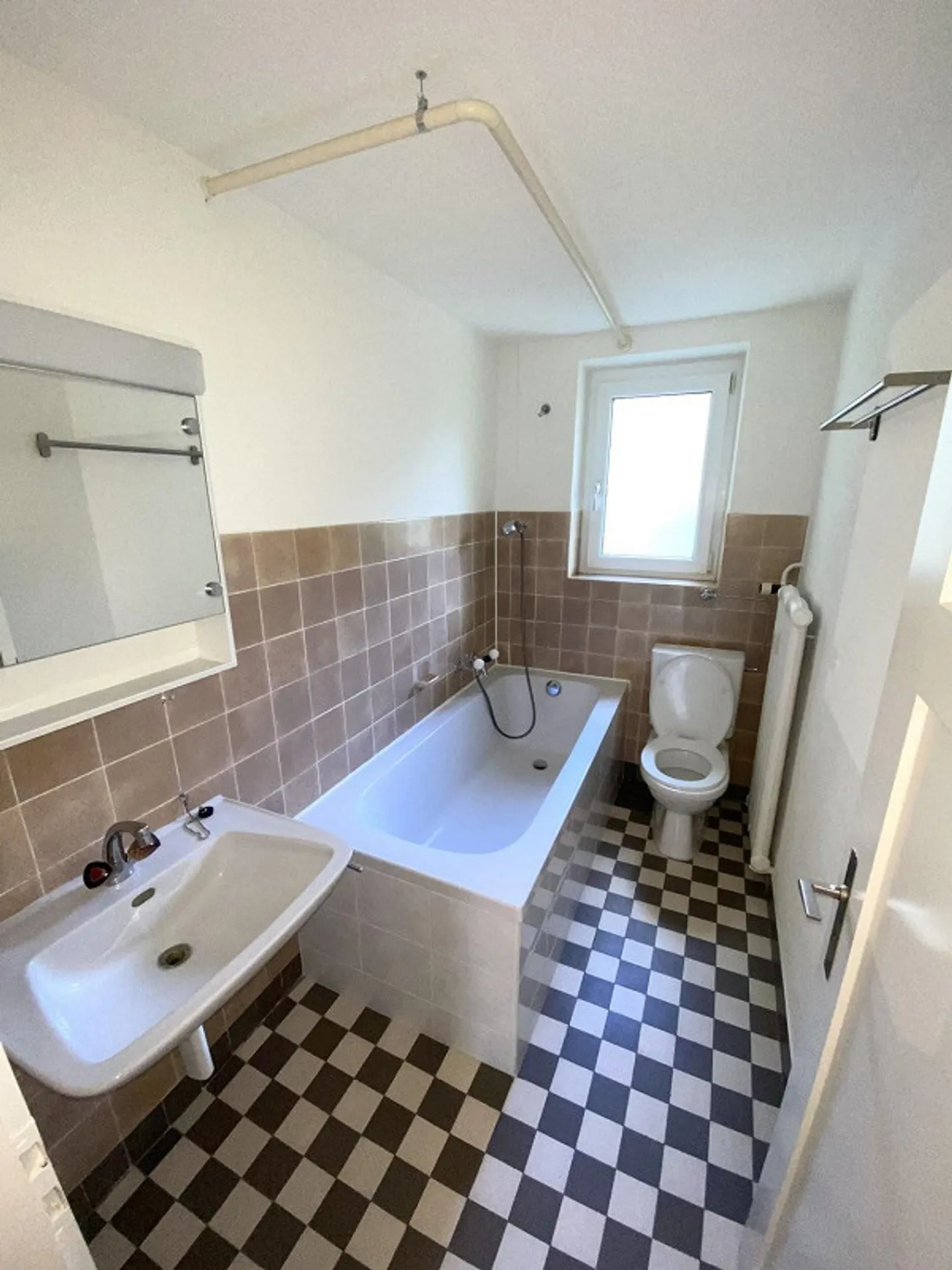 Grande appartement de 1 pièce dans un ancien bâtiment près du Rhin - Photo 4 sur 7