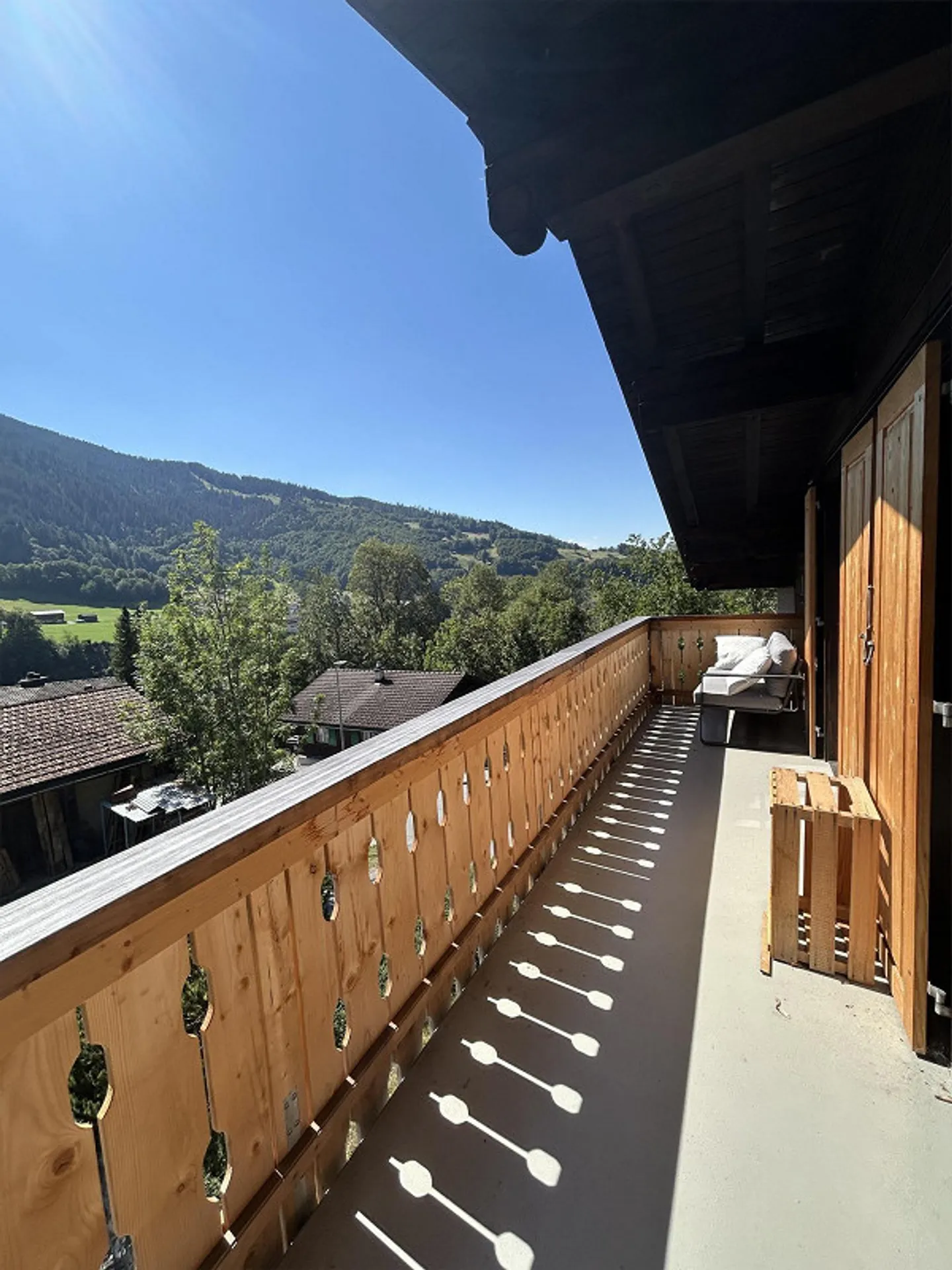Incantevole appartamento mansardato di 3,5 stanze con vista sulle montagne a Serneus - Foto 1 di 8