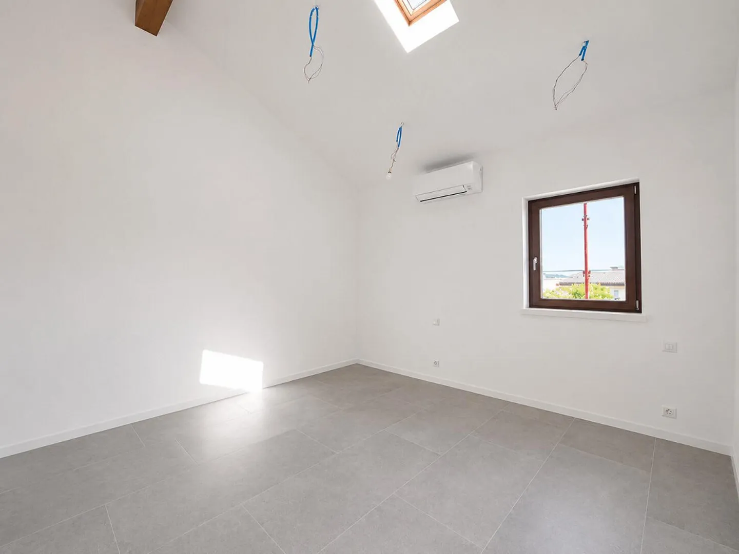 MODERNA CASA UNIFAMILIARE DI NUOVA COSTRUZIONE CON GIARDINO - Photo 7 sur 11