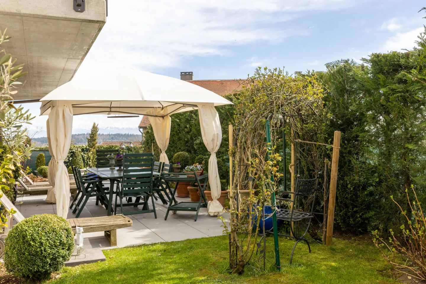 SUPERB APARTMENT WITH LARGE GARDEN, LARGE TERRACE WITH LAKE AND ALPS VIEW - Photo 9 of 13