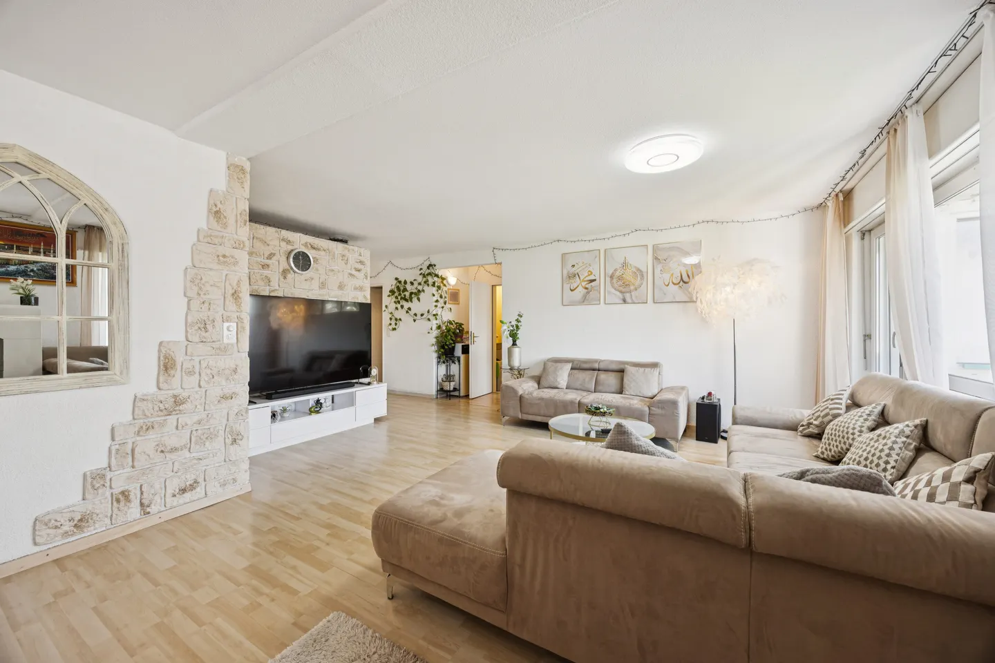 Spacious 6.5-room penthouse with flexible floor plan - divisible into 3.5 and 4.5-room apartments - Photo 2 of 11