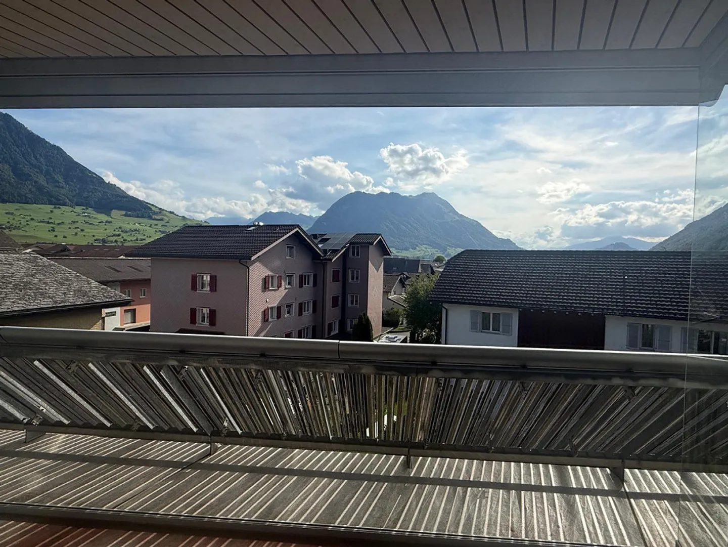Luminoso appartamento di 5,5 stanze, balcone, vista montagna, garage, nel centro di Ennetbürgen - Foto 2 di 16