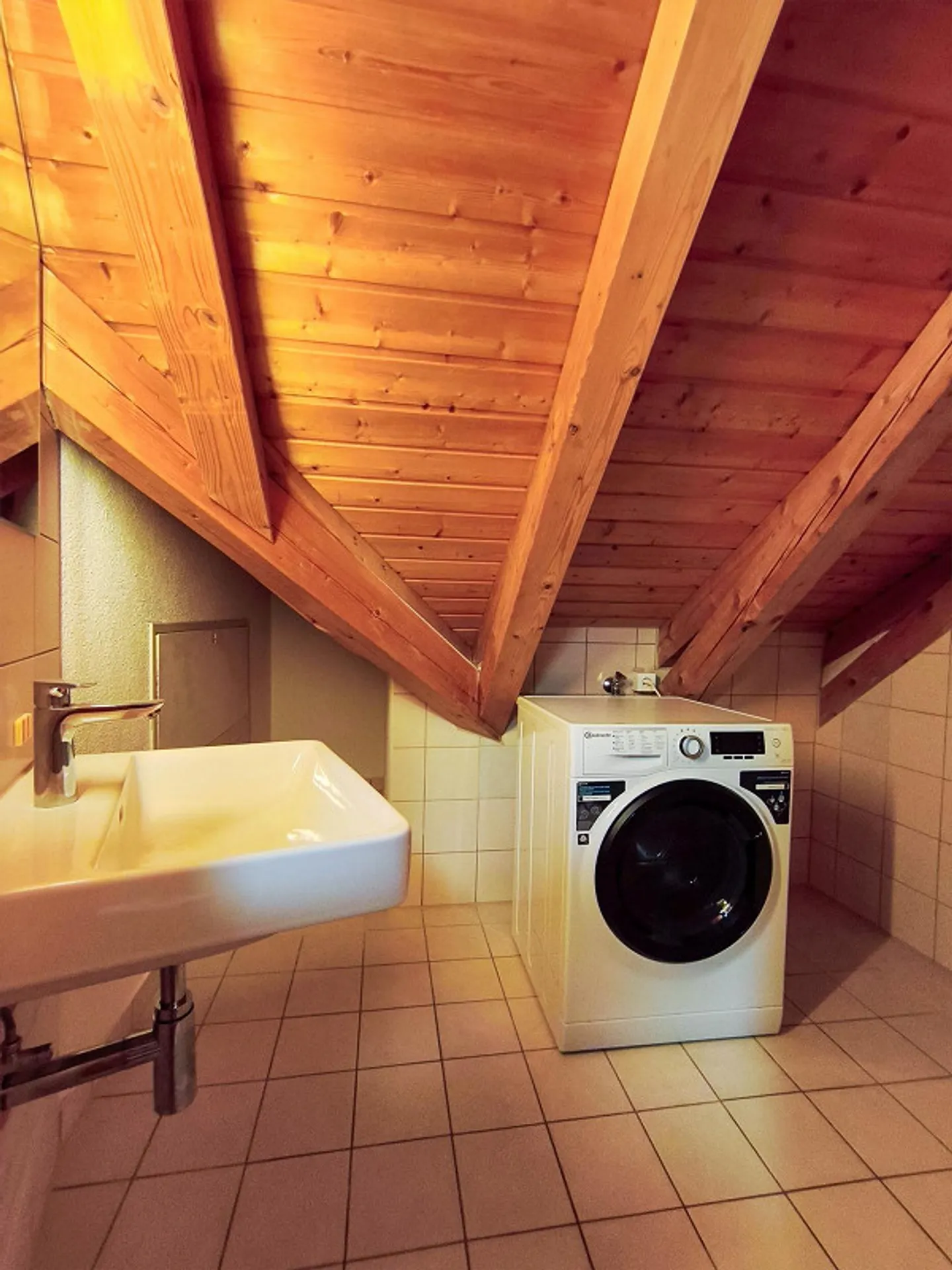 Grosszügige teilsanierte 3,5 Zi-Dachwohnung  zu vermieten - Foto 10 von 12