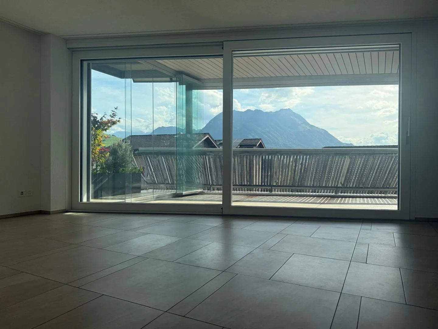 Luminoso appartamento di 5,5 stanze, balcone, vista montagna, garage, nel centro di Ennetbürgen - Foto 3 di 16