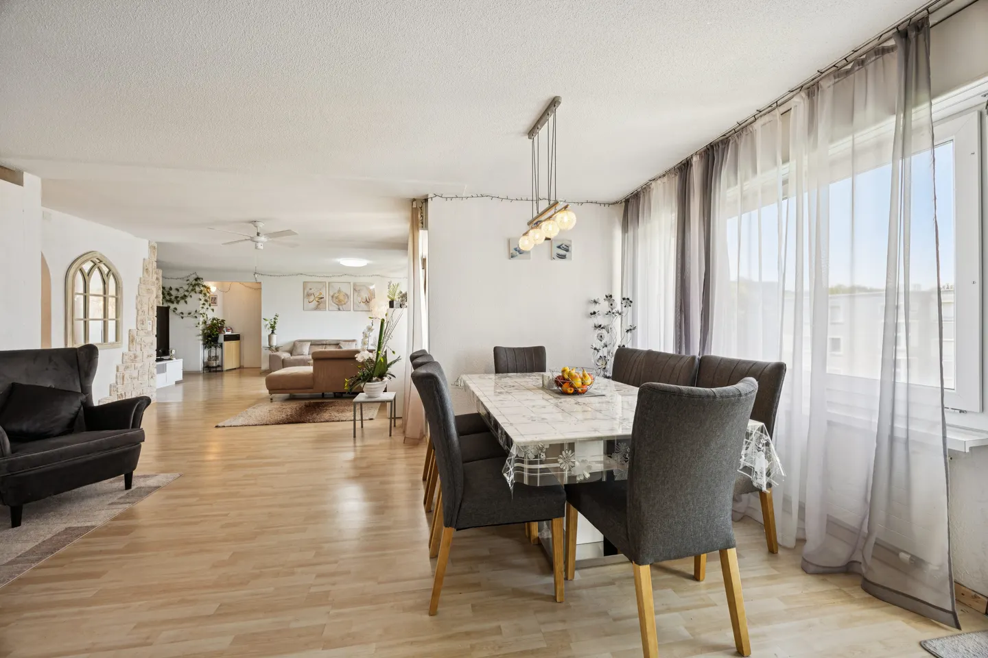Spacious 6.5-room penthouse with flexible floor plan - divisible into 3.5 and 4.5-room apartments - Photo 1 of 11