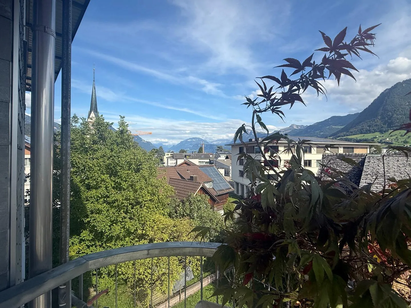 Luminoso appartamento di 5,5 stanze, balcone, vista montagna, garage, nel centro di Ennetbürgen - Foto 1 di 16