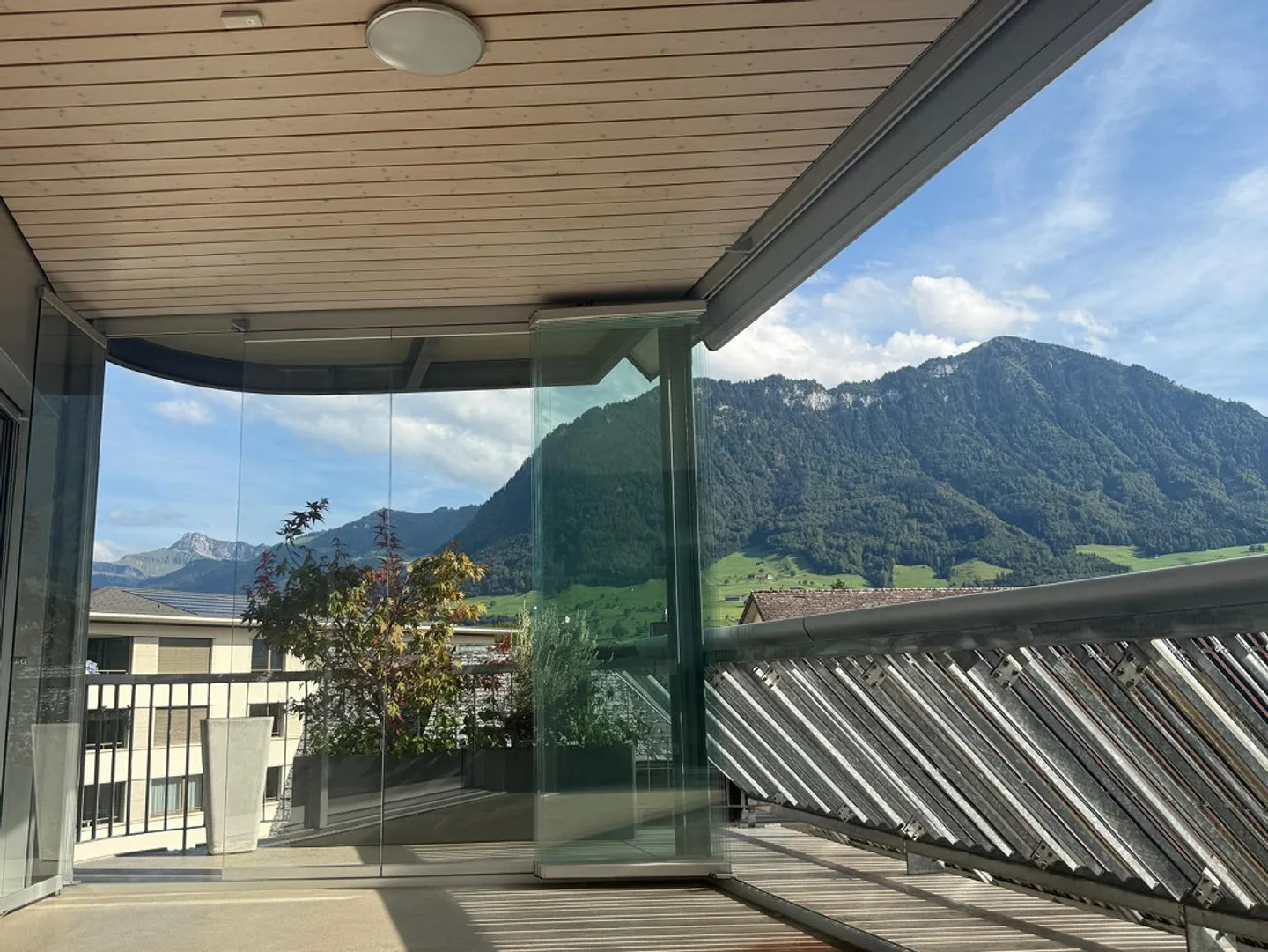 Luminoso appartamento di 5,5 stanze, balcone, vista montagna, garage, nel centro di Ennetbürgen - Foto 4 di 16