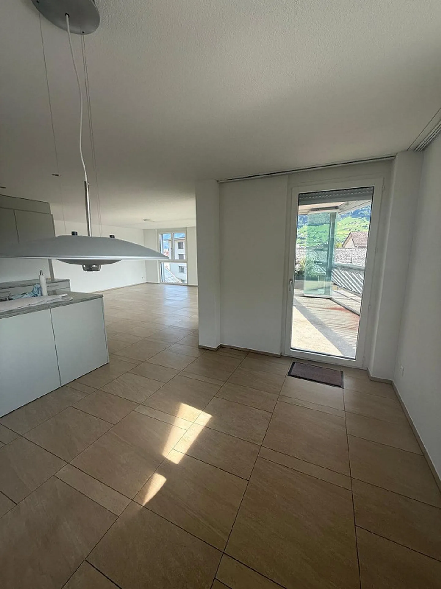 Luminoso appartamento di 5,5 stanze, balcone, vista montagna, garage, nel centro di Ennetbürgen - Foto 5 di 16