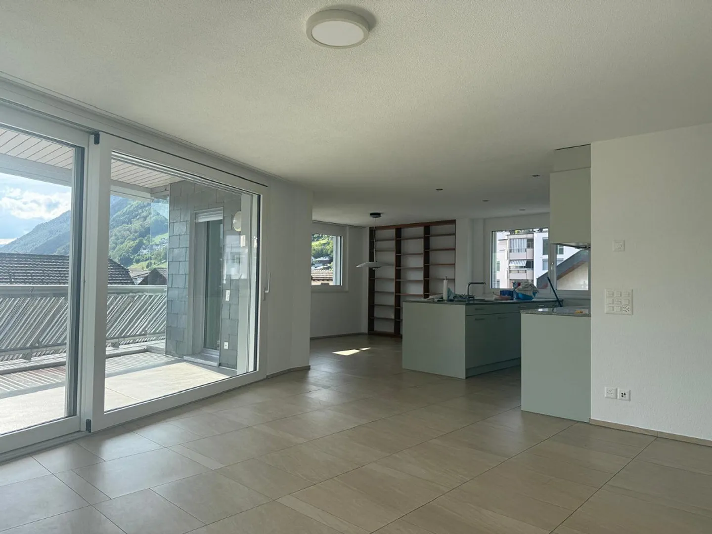 Luminoso appartamento di 5,5 stanze, balcone, vista montagna, garage, nel centro di Ennetbürgen - Foto 6 di 16